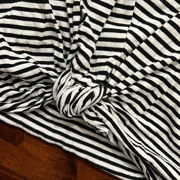 Frame rolled knot tee - Picture 7 of 11